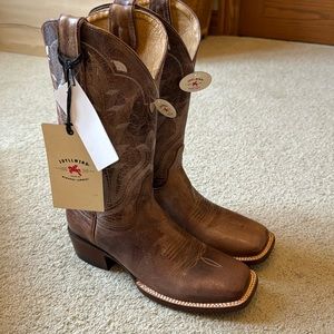 Idyllwind outlaw square toe boots in taupe new with tags and box!